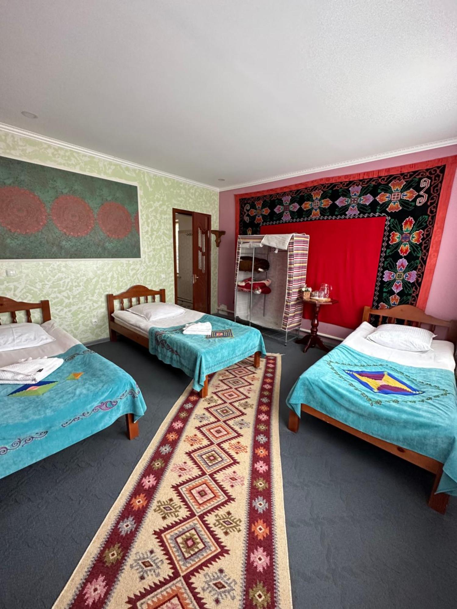 Guest House Emily Bokonbayevo Ngoại thất bức ảnh